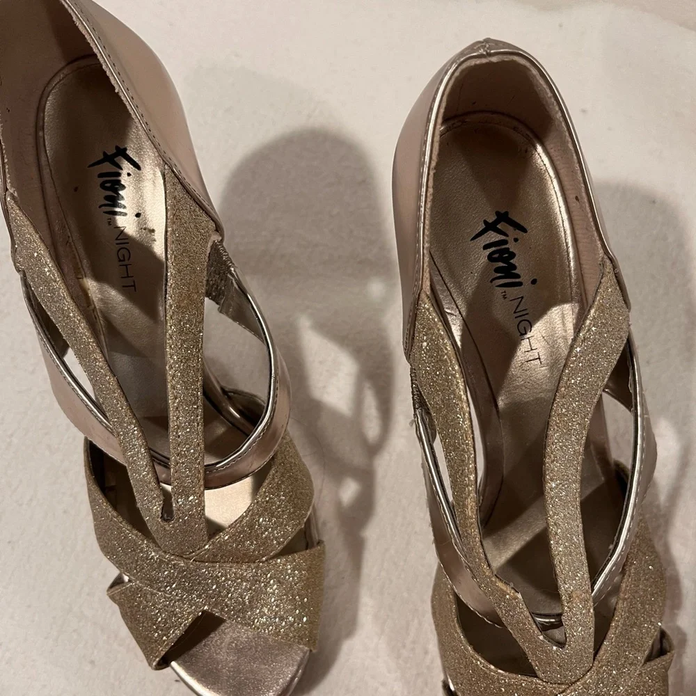 Sparkly gold platform heals. - Picture 5 of 5